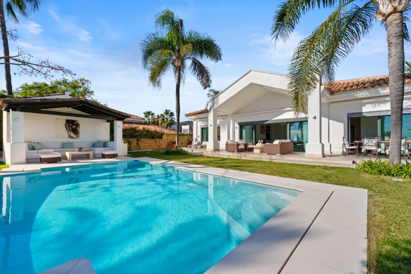 FOR SALE 🏡 Elevated Single-Level Villa with Sea Views, Mature Garden and Pool Pavilion – Haza del Conde, Nueva Andalucía 🇪🇸