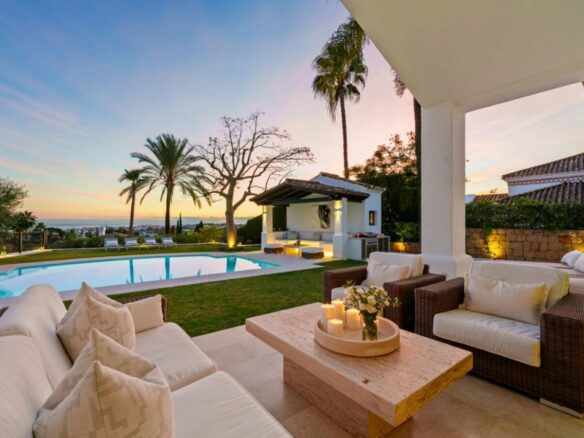 FOR SALE 🏡 Elevated Single-Level Villa with Sea Views, Mature Garden and Pool Pavilion – Haza del Conde, Nueva Andalucía 🇪🇸