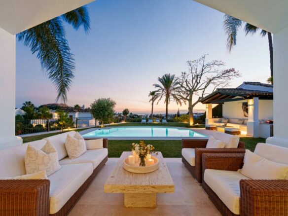 FOR SALE 🏡 Elevated Single-Level Villa with Sea Views, Mature Garden and Pool Pavilion – Haza del Conde, Nueva Andalucía 🇪🇸