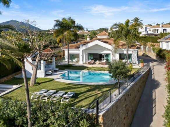 FOR SALE 🏡 Elevated Single-Level Villa with Sea Views, Mature Garden and Pool Pavilion – Haza del Conde, Nueva Andalucía 🇪🇸