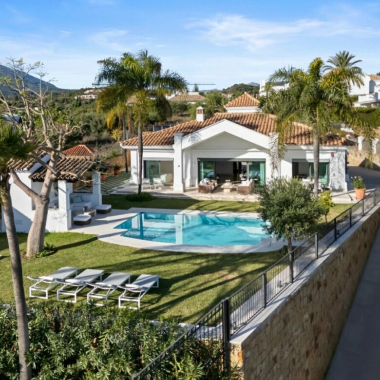 FOR SALE 🏡 Elevated Single-Level Villa with Sea Views, Mature Garden and Pool Pavilion – Haza del Conde, Nueva Andalucía 🇪🇸