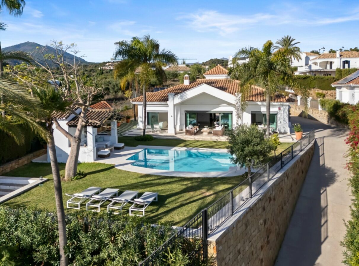 FOR SALE 🏡 Elevated Single-Level Villa with Sea Views, Mature Garden and Pool Pavilion – Haza del Conde, Nueva Andalucía 🇪🇸