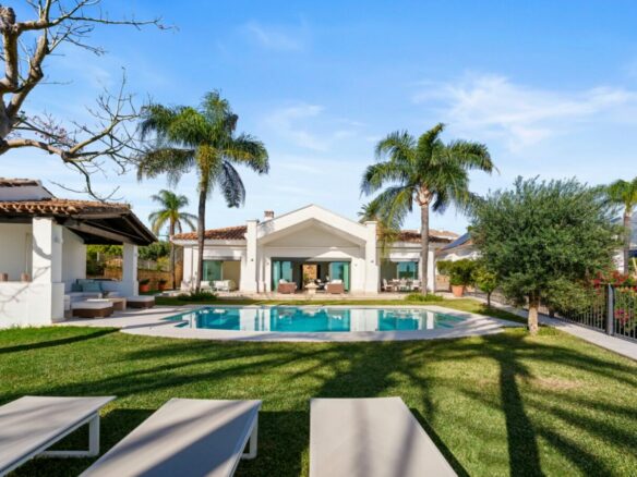 FOR SALE 🏡 Elevated Single-Level Villa with Sea Views, Mature Garden and Pool Pavilion – Haza del Conde, Nueva Andalucía 🇪🇸