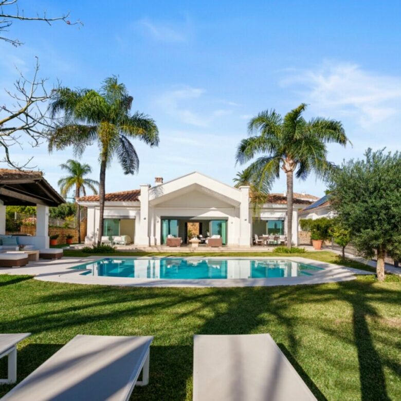 FOR SALE 🏡 Elevated Single-Level Villa with Sea Views, Mature Garden and Pool Pavilion – Haza del Conde, Nueva Andalucía 🇪🇸