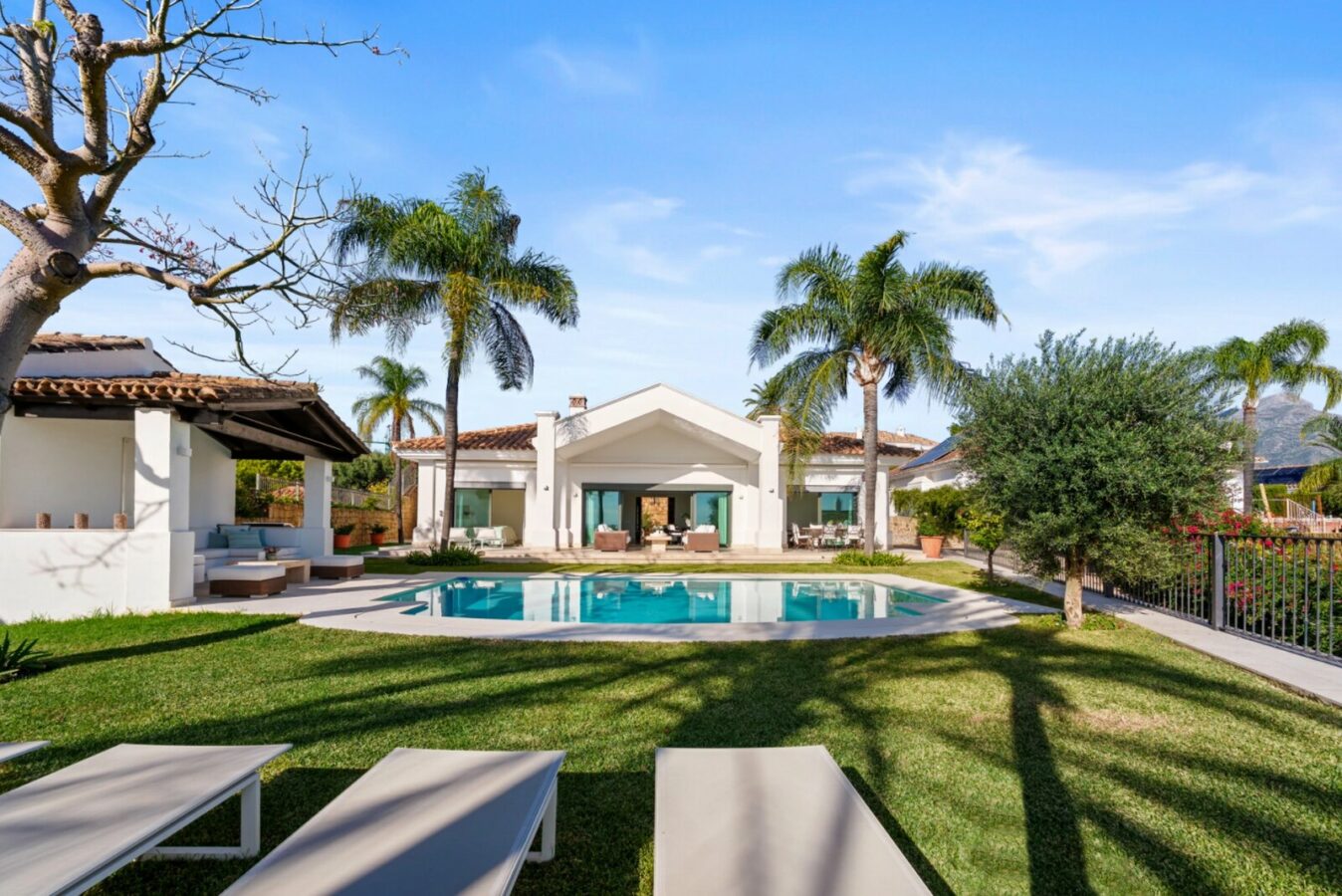 FOR SALE 🏡 Elevated Single-Level Villa with Sea Views, Mature Garden and Pool Pavilion – Haza del Conde, Nueva Andalucía 🇪🇸