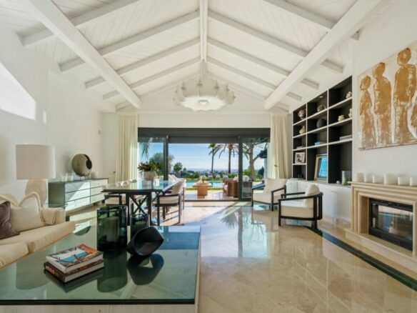 FOR SALE 🏡 Elevated Single-Level Villa with Sea Views, Mature Garden and Pool Pavilion – Haza del Conde, Nueva Andalucía 🇪🇸