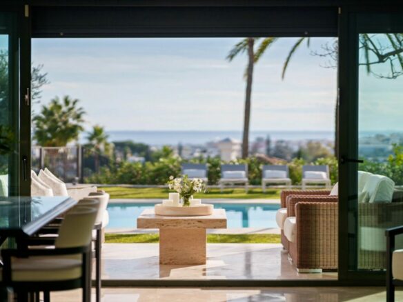 FOR SALE 🏡 Elevated Single-Level Villa with Sea Views, Mature Garden and Pool Pavilion – Haza del Conde, Nueva Andalucía 🇪🇸