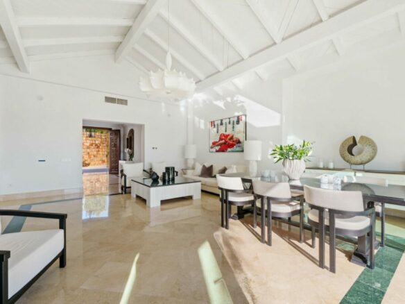 FOR SALE 🏡 Elevated Single-Level Villa with Sea Views, Mature Garden and Pool Pavilion – Haza del Conde, Nueva Andalucía 🇪🇸