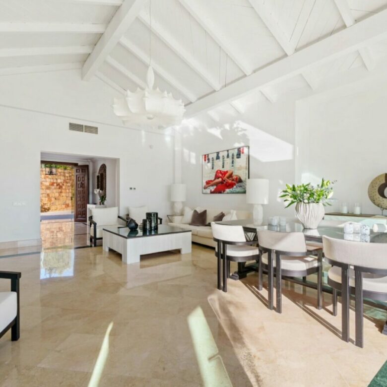 FOR SALE 🏡 Elevated Single-Level Villa with Sea Views, Mature Garden and Pool Pavilion – Haza del Conde, Nueva Andalucía 🇪🇸