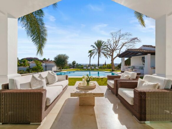 FOR SALE 🏡 Elevated Single-Level Villa with Sea Views, Mature Garden and Pool Pavilion – Haza del Conde, Nueva Andalucía 🇪🇸