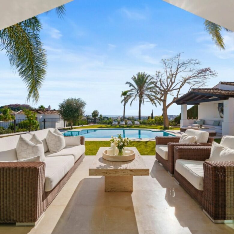 FOR SALE 🏡 Elevated Single-Level Villa with Sea Views, Mature Garden and Pool Pavilion – Haza del Conde, Nueva Andalucía 🇪🇸