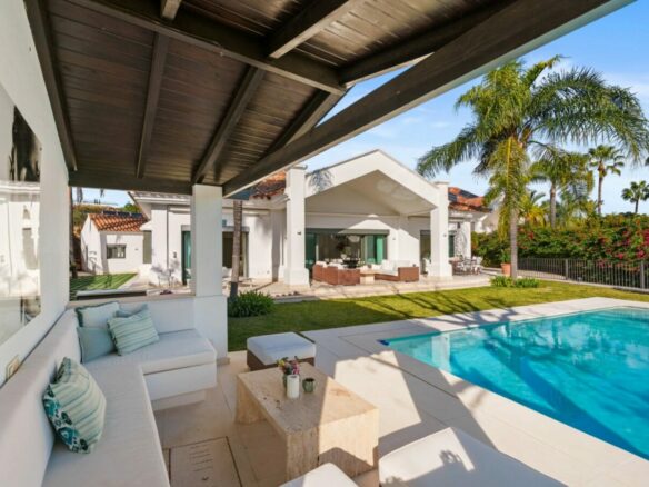 FOR SALE 🏡 Elevated Single-Level Villa with Sea Views, Mature Garden and Pool Pavilion – Haza del Conde, Nueva Andalucía 🇪🇸