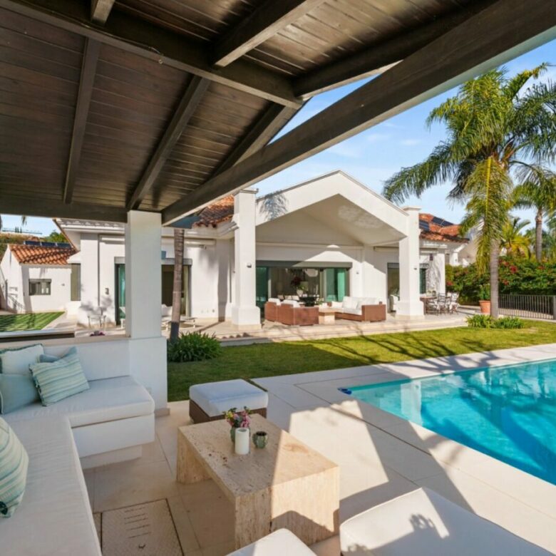 FOR SALE 🏡 Elevated Single-Level Villa with Sea Views, Mature Garden and Pool Pavilion – Haza del Conde, Nueva Andalucía 🇪🇸