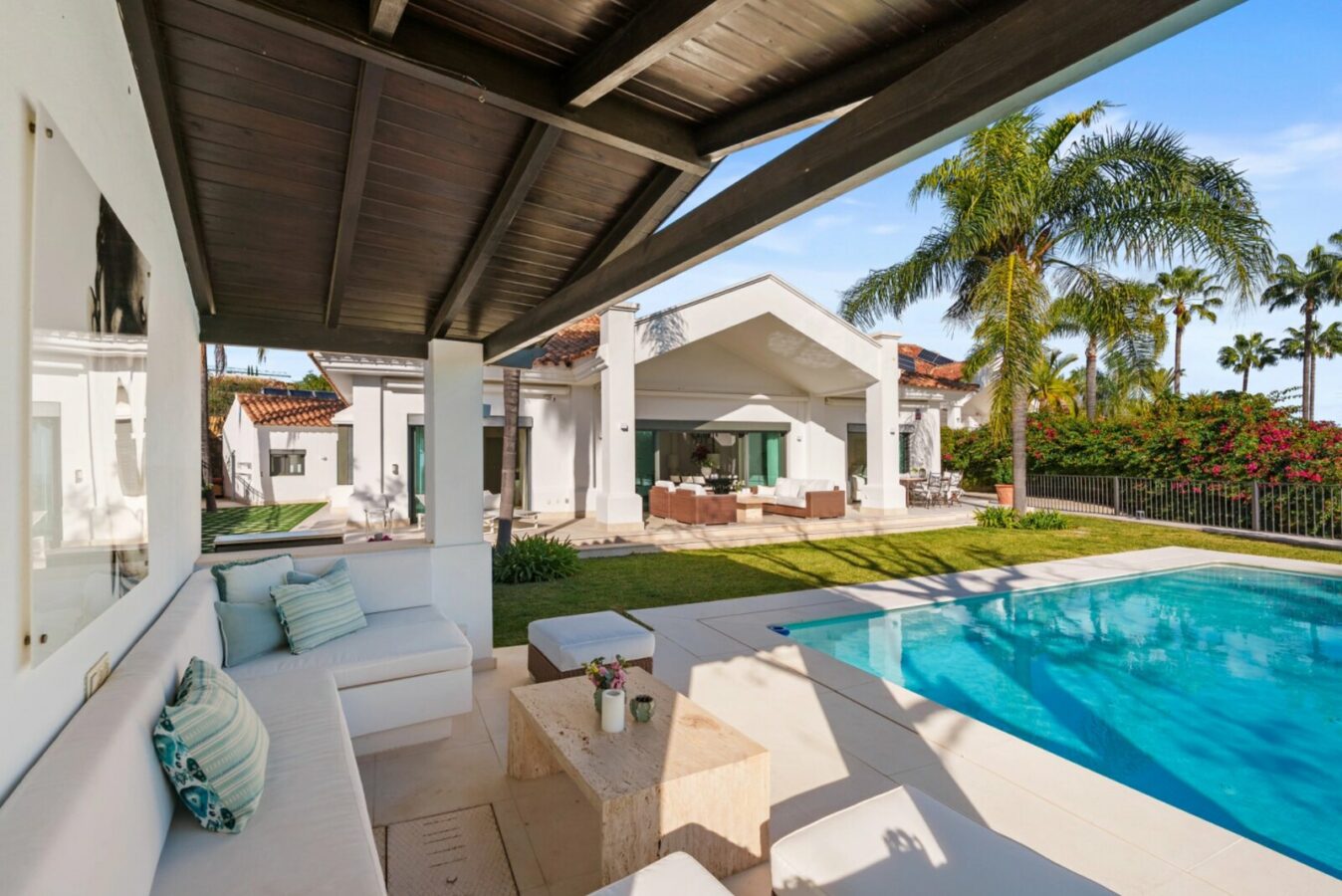 FOR SALE 🏡 Elevated Single-Level Villa with Sea Views, Mature Garden and Pool Pavilion – Haza del Conde, Nueva Andalucía 🇪🇸