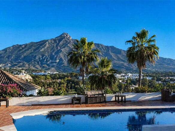 FOR SALE 🏡 Single-Level Five-Bedroom Villa to Refurbish on a 2,245 m² Plot with La Concha Views – Los Naranjos, Nueva Andalucía, Marbella 🇪🇸