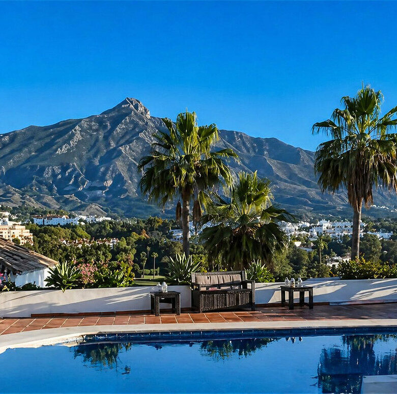 FOR SALE 🏡 Single-Level Five-Bedroom Villa to Refurbish on a 2,245 m² Plot with La Concha Views – Los Naranjos, Nueva Andalucía, Marbella 🇪🇸