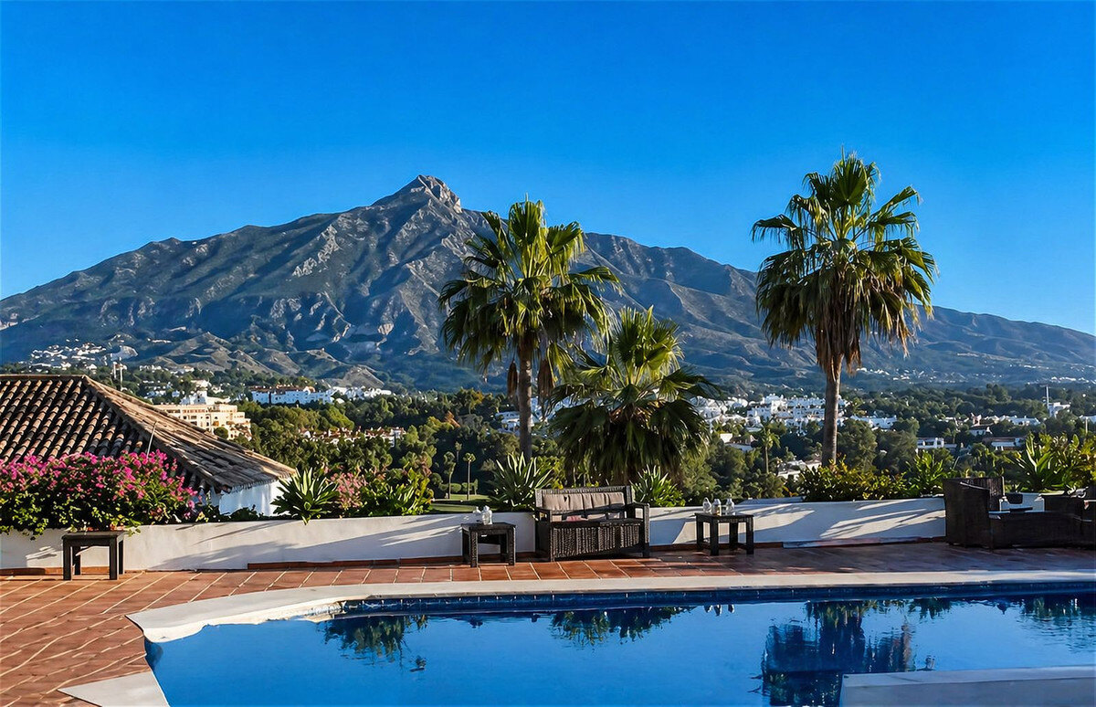FOR SALE 🏡 Single-Level Five-Bedroom Villa to Refurbish on a 2,245 m² Plot with La Concha Views – Los Naranjos, Nueva Andalucía, Marbella 🇪🇸