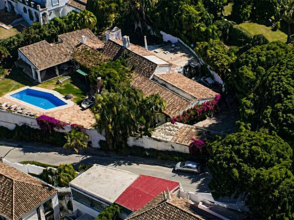 FOR SALE 🏡 Single-Level Five-Bedroom Villa to Refurbish on a 2,245 m² Plot with La Concha Views – Los Naranjos, Nueva Andalucía, Marbella 🇪🇸