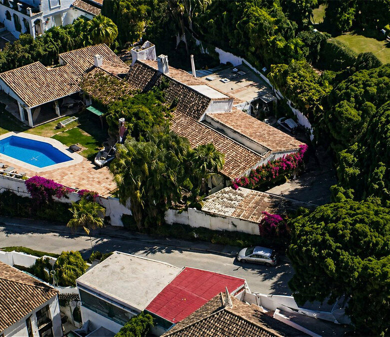 FOR SALE 🏡 Single-Level Five-Bedroom Villa to Refurbish on a 2,245 m² Plot with La Concha Views – Los Naranjos, Nueva Andalucía, Marbella 🇪🇸