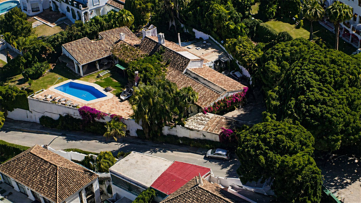 FOR SALE 🏡 Single-Level Five-Bedroom Villa to Refurbish on a 2,245 m² Plot with La Concha Views – Los Naranjos, Nueva Andalucía, Marbella 🇪🇸