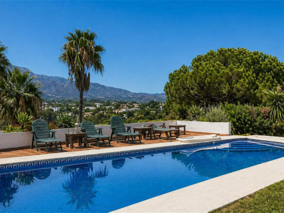 FOR SALE 🏡 Single-Level Five-Bedroom Villa to Refurbish on a 2,245 m² Plot with La Concha Views – Los Naranjos, Nueva Andalucía, Marbella 🇪🇸