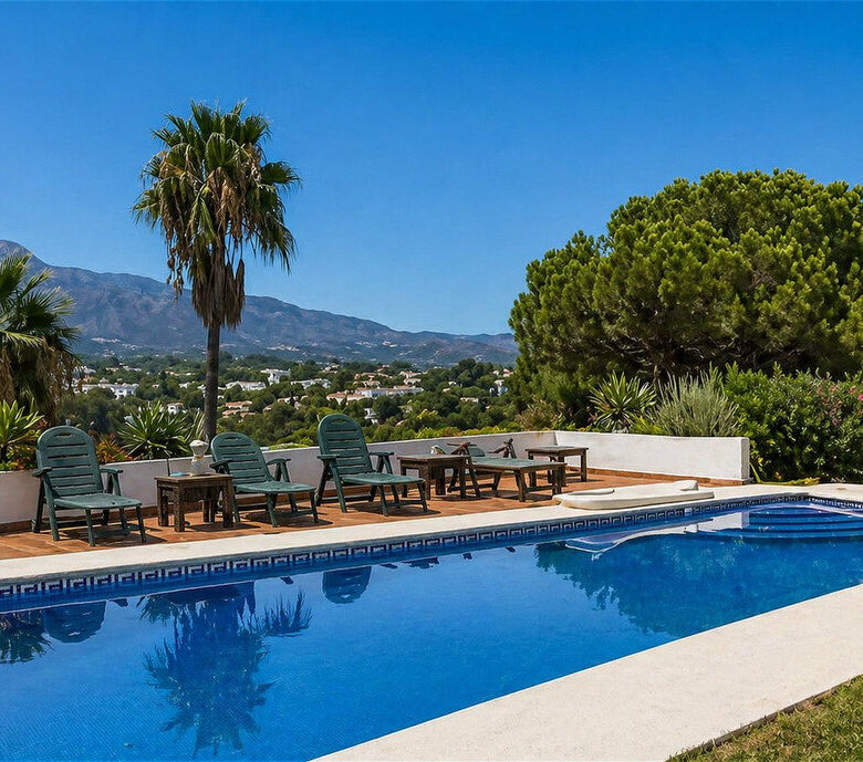 FOR SALE 🏡 Single-Level Five-Bedroom Villa to Refurbish on a 2,245 m² Plot with La Concha Views – Los Naranjos, Nueva Andalucía, Marbella 🇪🇸