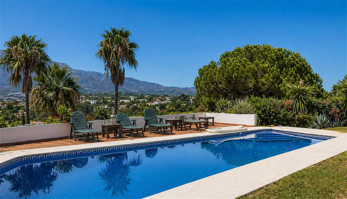 FOR SALE 🏡 Single-Level Five-Bedroom Villa to Refurbish on a 2,245 m² Plot with La Concha Views – Los Naranjos, Nueva Andalucía, Marbella 🇪🇸