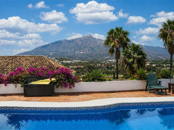 FOR SALE 🏡 Single-Level Five-Bedroom Villa to Refurbish on a 2,245 m² Plot with La Concha Views – Los Naranjos, Nueva Andalucía, Marbella 🇪🇸
