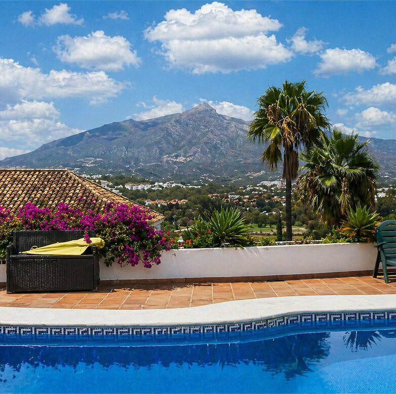 FOR SALE 🏡 Single-Level Five-Bedroom Villa to Refurbish on a 2,245 m² Plot with La Concha Views – Los Naranjos, Nueva Andalucía, Marbella 🇪🇸