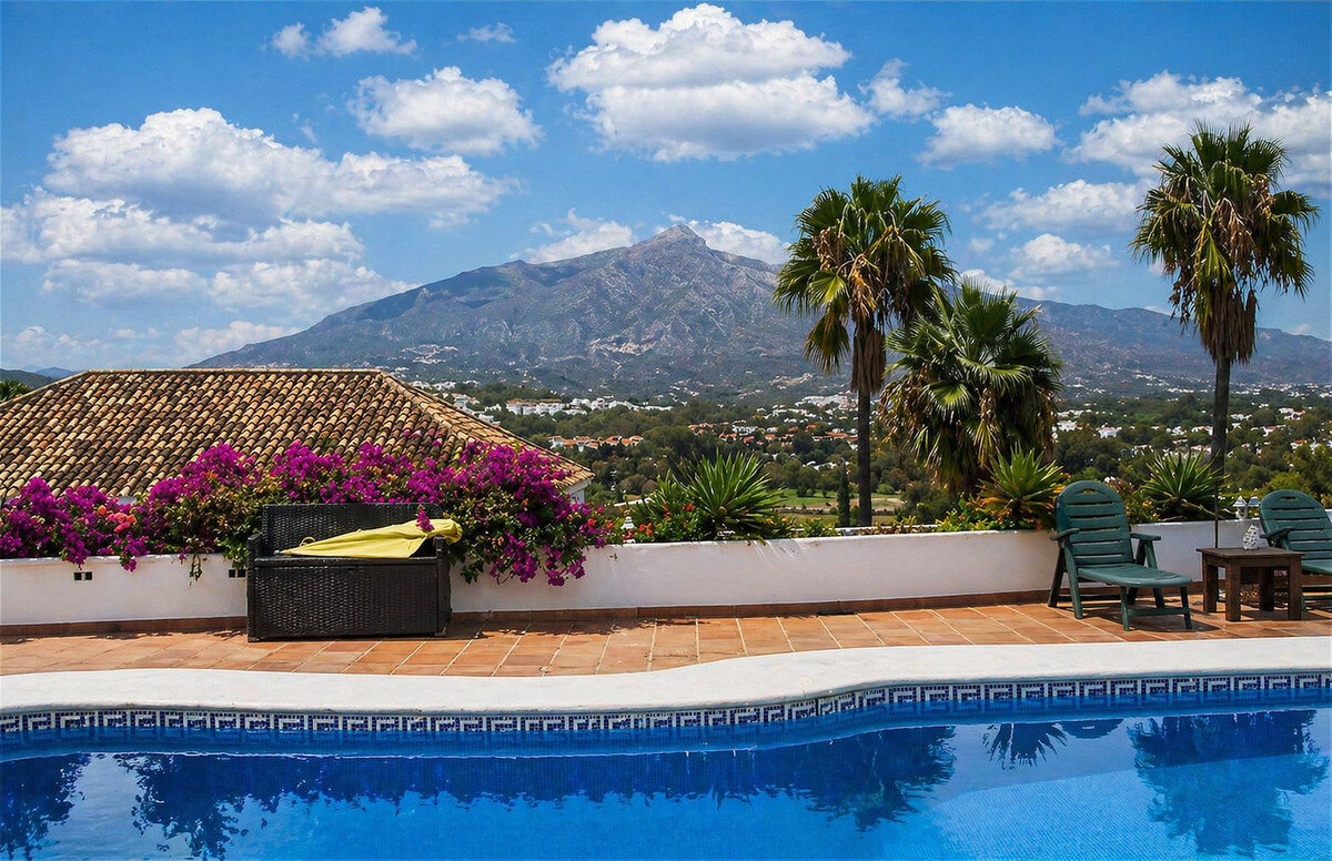 FOR SALE 🏡 Single-Level Five-Bedroom Villa to Refurbish on a 2,245 m² Plot with La Concha Views – Los Naranjos, Nueva Andalucía, Marbella 🇪🇸