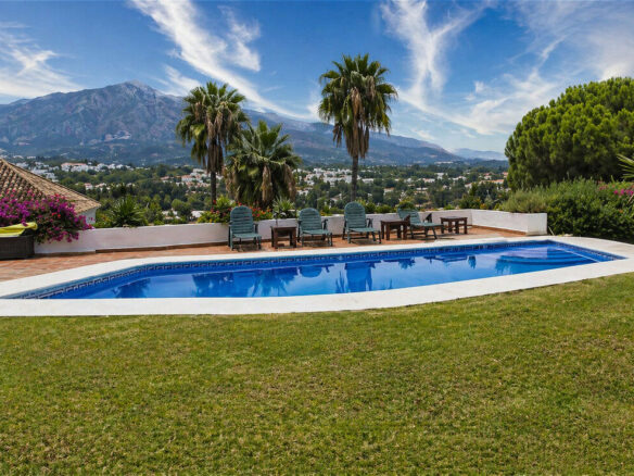 FOR SALE 🏡 Single-Level Five-Bedroom Villa to Refurbish on a 2,245 m² Plot with La Concha Views – Los Naranjos, Nueva Andalucía, Marbella 🇪🇸