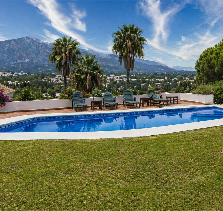 FOR SALE 🏡 Single-Level Five-Bedroom Villa to Refurbish on a 2,245 m² Plot with La Concha Views – Los Naranjos, Nueva Andalucía, Marbella 🇪🇸