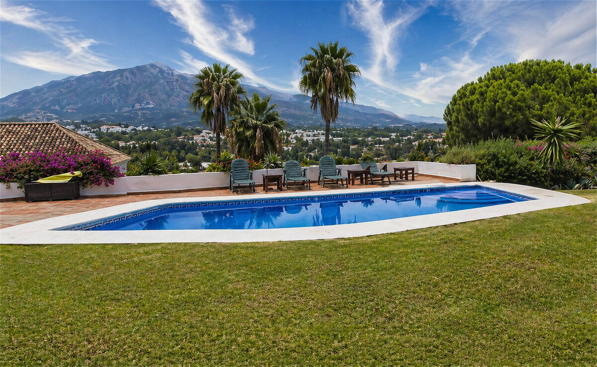 FOR SALE 🏡 Single-Level Five-Bedroom Villa to Refurbish on a 2,245 m² Plot with La Concha Views – Los Naranjos, Nueva Andalucía, Marbella 🇪🇸