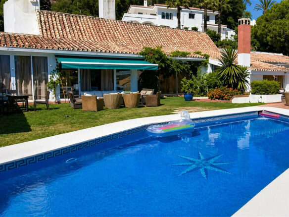 FOR SALE 🏡 Single-Level Five-Bedroom Villa to Refurbish on a 2,245 m² Plot with La Concha Views – Los Naranjos, Nueva Andalucía, Marbella 🇪🇸