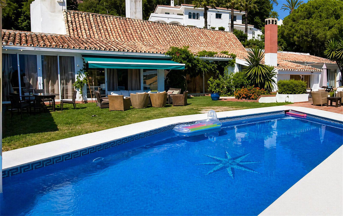 FOR SALE 🏡 Single-Level Five-Bedroom Villa to Refurbish on a 2,245 m² Plot with La Concha Views – Los Naranjos, Nueva Andalucía, Marbella 🇪🇸