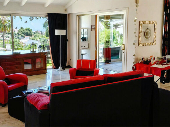 FOR SALE 🏡 Single-Level Five-Bedroom Villa to Refurbish on a 2,245 m² Plot with La Concha Views – Los Naranjos, Nueva Andalucía, Marbella 🇪🇸