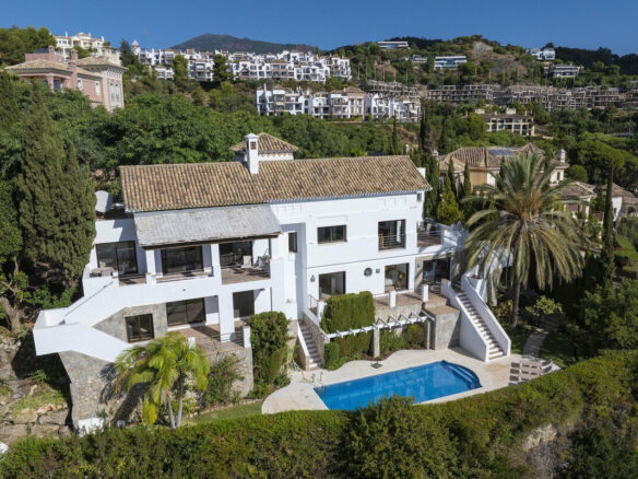 FOR SALE 🏡 Six-Bedroom Mediterranean Villa with Panoramic Sea Views on a 1,020 m² Plot – Los Arqueros, Benahavís 🇪🇸
