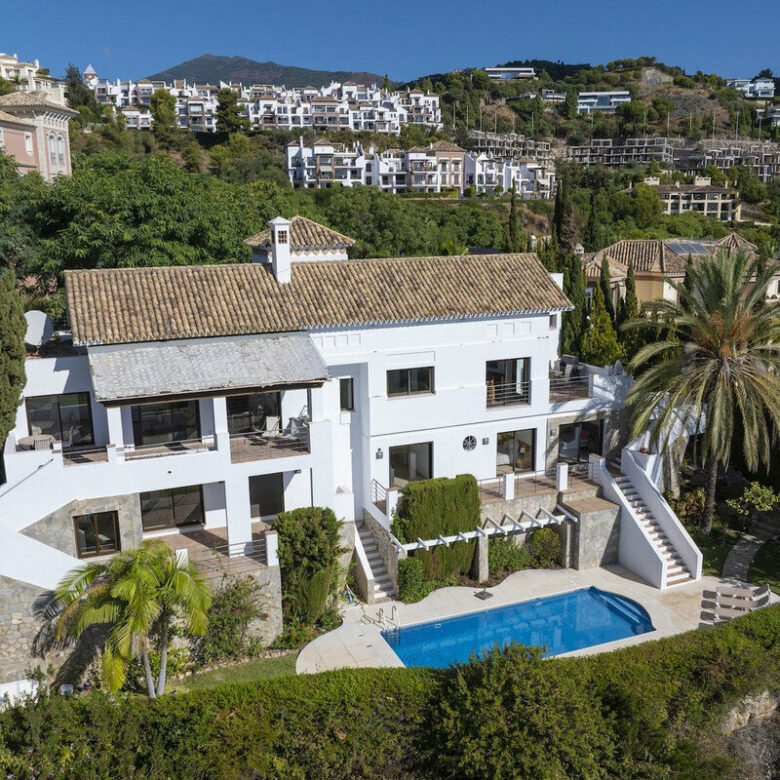 FOR SALE 🏡 Six-Bedroom Mediterranean Villa with Panoramic Sea Views on a 1,020 m² Plot – Los Arqueros, Benahavís 🇪🇸