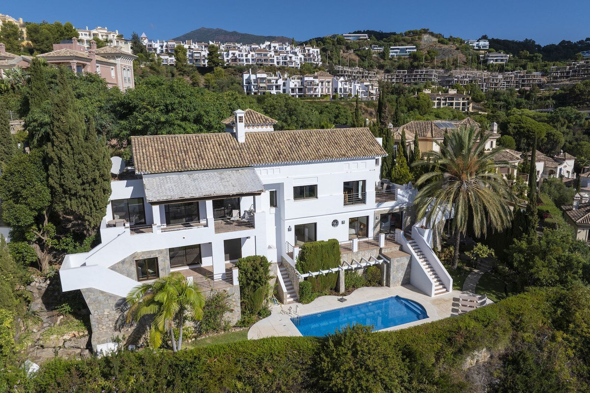 FOR SALE 🏡 Six-Bedroom Mediterranean Villa with Panoramic Sea Views on a 1,020 m² Plot – Los Arqueros, Benahavís 🇪🇸