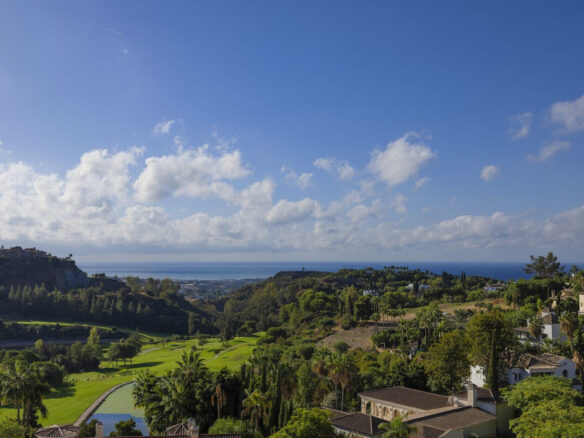 FOR SALE 🏡 Six-Bedroom Mediterranean Villa with Panoramic Sea Views on a 1,020 m² Plot – Los Arqueros, Benahavís 🇪🇸