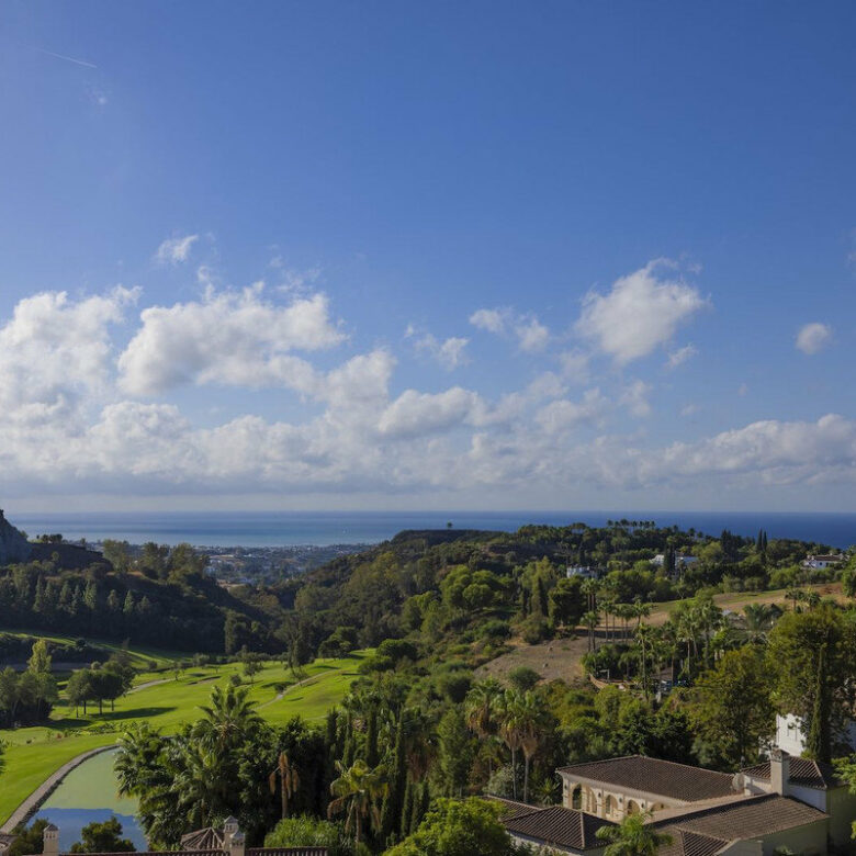 FOR SALE 🏡 Six-Bedroom Mediterranean Villa with Panoramic Sea Views on a 1,020 m² Plot – Los Arqueros, Benahavís 🇪🇸