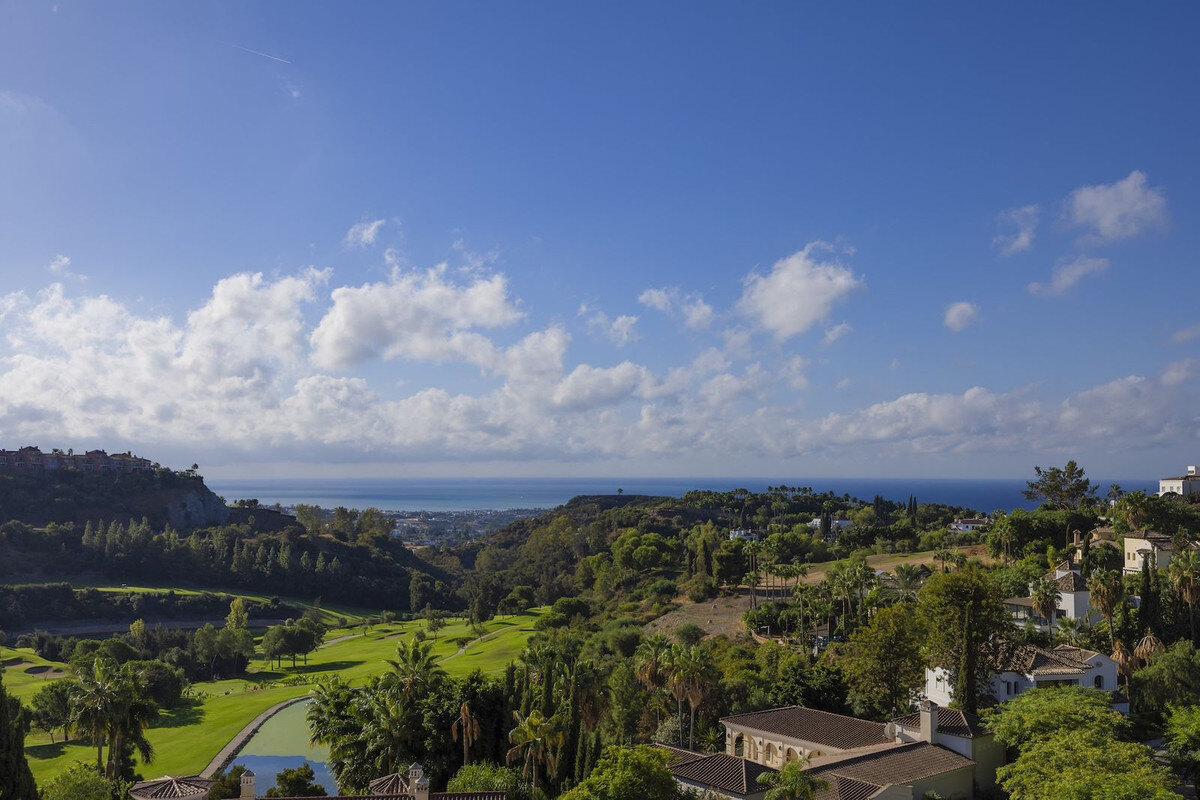 FOR SALE 🏡 Six-Bedroom Mediterranean Villa with Panoramic Sea Views on a 1,020 m² Plot – Los Arqueros, Benahavís 🇪🇸