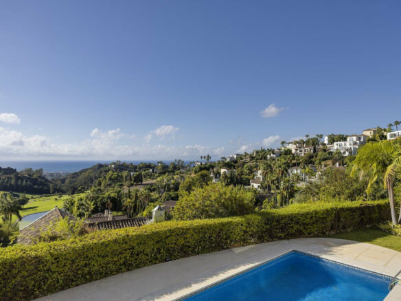 FOR SALE 🏡 Six-Bedroom Mediterranean Villa with Panoramic Sea Views on a 1,020 m² Plot – Los Arqueros, Benahavís 🇪🇸