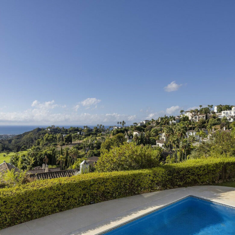 FOR SALE 🏡 Six-Bedroom Mediterranean Villa with Panoramic Sea Views on a 1,020 m² Plot – Los Arqueros, Benahavís 🇪🇸