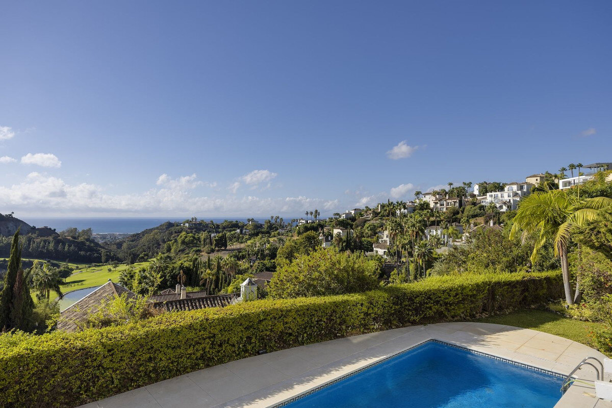 FOR SALE 🏡 Six-Bedroom Mediterranean Villa with Panoramic Sea Views on a 1,020 m² Plot – Los Arqueros, Benahavís 🇪🇸