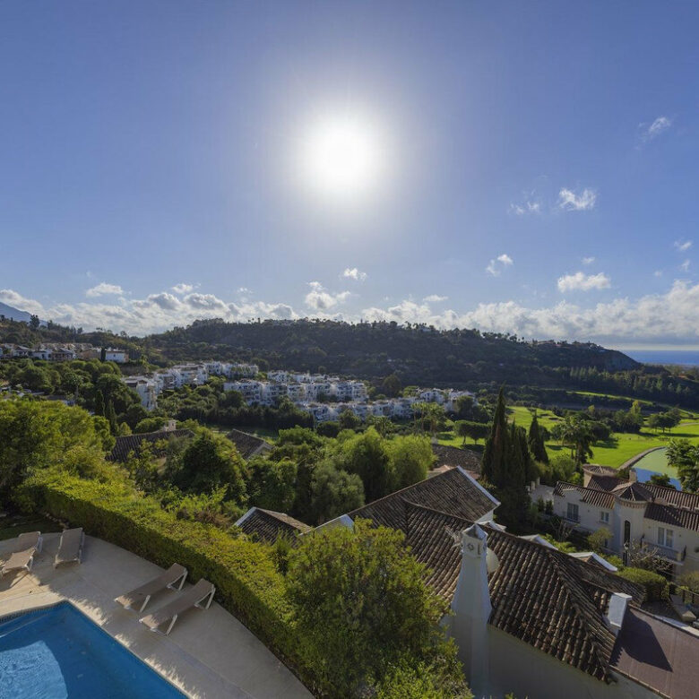 FOR SALE 🏡 Six-Bedroom Mediterranean Villa with Panoramic Sea Views on a 1,020 m² Plot – Los Arqueros, Benahavís 🇪🇸