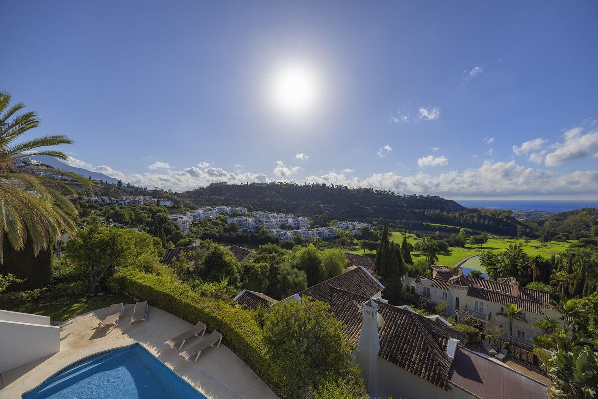 FOR SALE 🏡 Six-Bedroom Mediterranean Villa with Panoramic Sea Views on a 1,020 m² Plot – Los Arqueros, Benahavís 🇪🇸