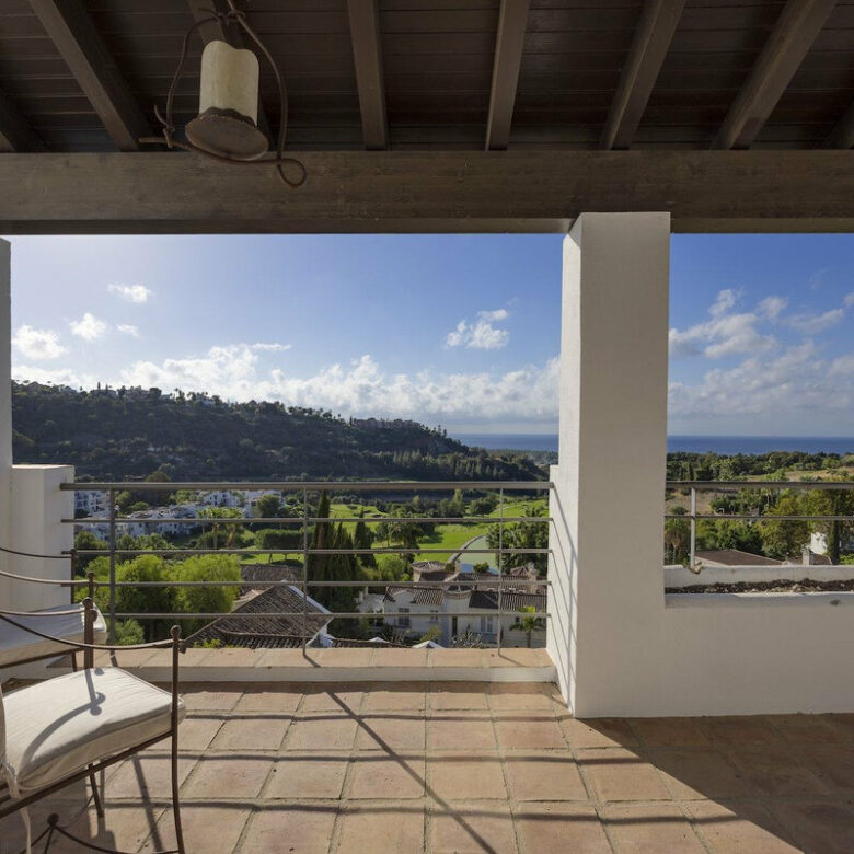 FOR SALE 🏡 Six-Bedroom Mediterranean Villa with Panoramic Sea Views on a 1,020 m² Plot – Los Arqueros, Benahavís 🇪🇸