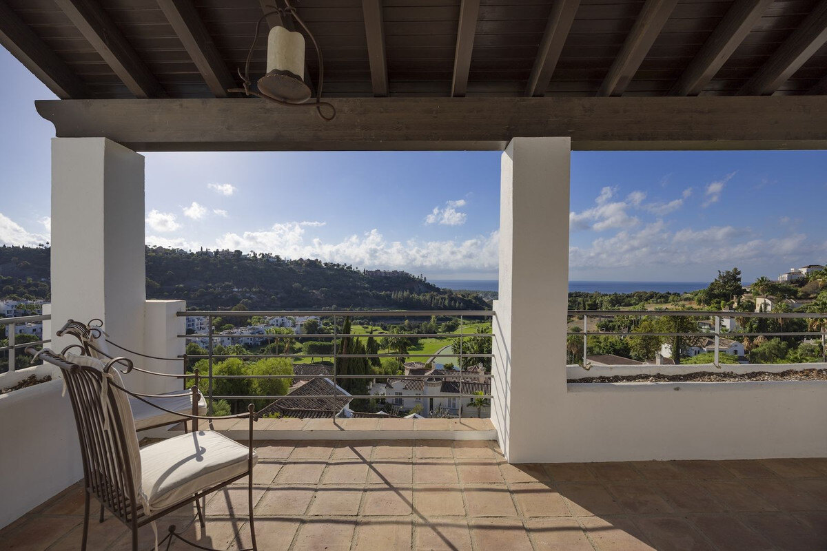 FOR SALE 🏡 Six-Bedroom Mediterranean Villa with Panoramic Sea Views on a 1,020 m² Plot – Los Arqueros, Benahavís 🇪🇸