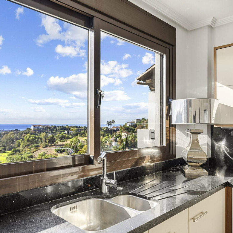 FOR SALE 🏡 Six-Bedroom Mediterranean Villa with Panoramic Sea Views on a 1,020 m² Plot – Los Arqueros, Benahavís 🇪🇸